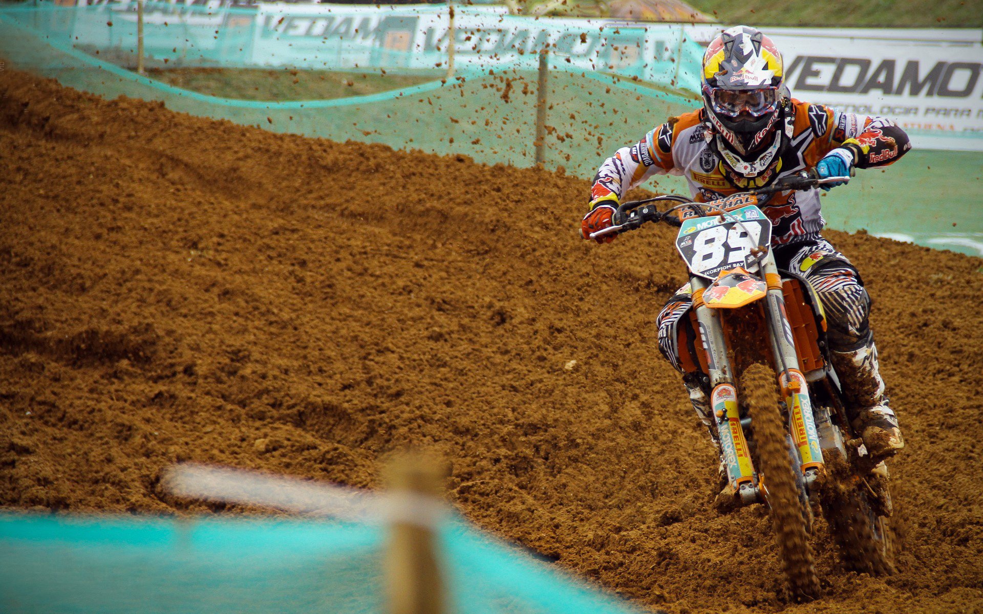 -海边冲浪与帆板联合比赛,海浪中展现青春力量,冲浪和帆板哪个好玩